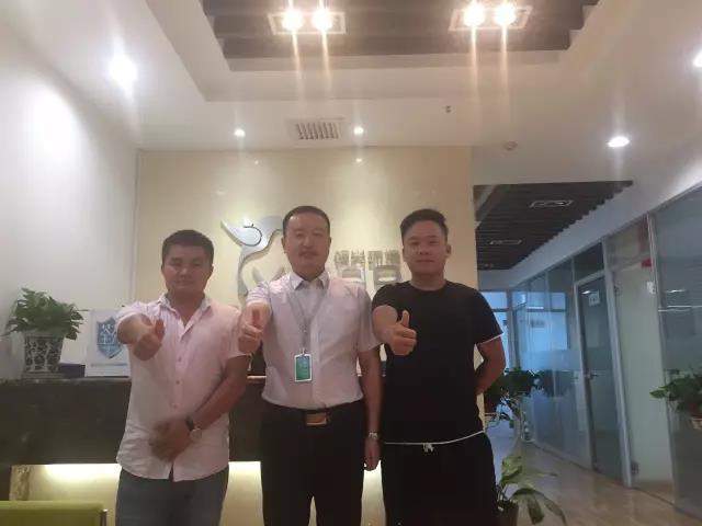 臺(tái)州、溫嶺、玉環(huán)代理商龔總和招商總監(jiān)合影