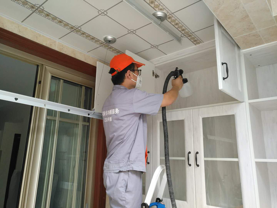 陽(yáng)臺(tái)木柜隔檔全方位噴涂治理 陽(yáng)臺(tái)木柜隔檔全方位噴涂治理