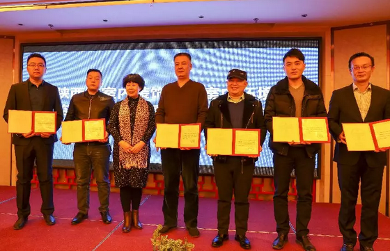 賀會長為凈化委主任、副主任、秘書長頒發(fā)證書